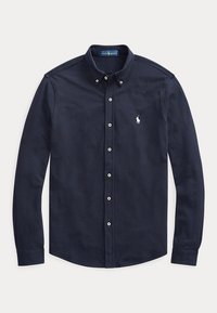 Camicia blu navy a maniche lunghe con bottoni, colletto abbottonato e piccolo logo bianco ricamato sul petto sinistro.