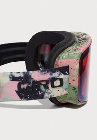 Slidiniai akiniai su šešiakampiu dizainu, spalvinga žalia, rožinė ir juoda raštas, didelis raudonas objektyvas ir paminkštintas juodas dirželis su 'Giro' ženklu.