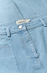 Svetlo modri jeans iz denima z gladko teksturo, z srebrnim gumbom, zankami za pas in oznako z napisom "Karen by Simonsen."