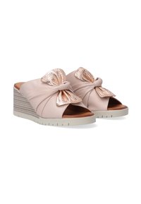 Roze leren schuifsandalen met een wigvorm en een metallic strikaccent. Kenmerken zijn een gestructureerde wig en een open teen ontwerp. Licht rubberen zool.