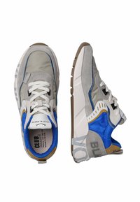 Scarpe da ginnastica grigie e blu con dettagli in suede e mesh, lacci bianchi, linguetta imbottita e marchio evidente sul lato e sulla suola.