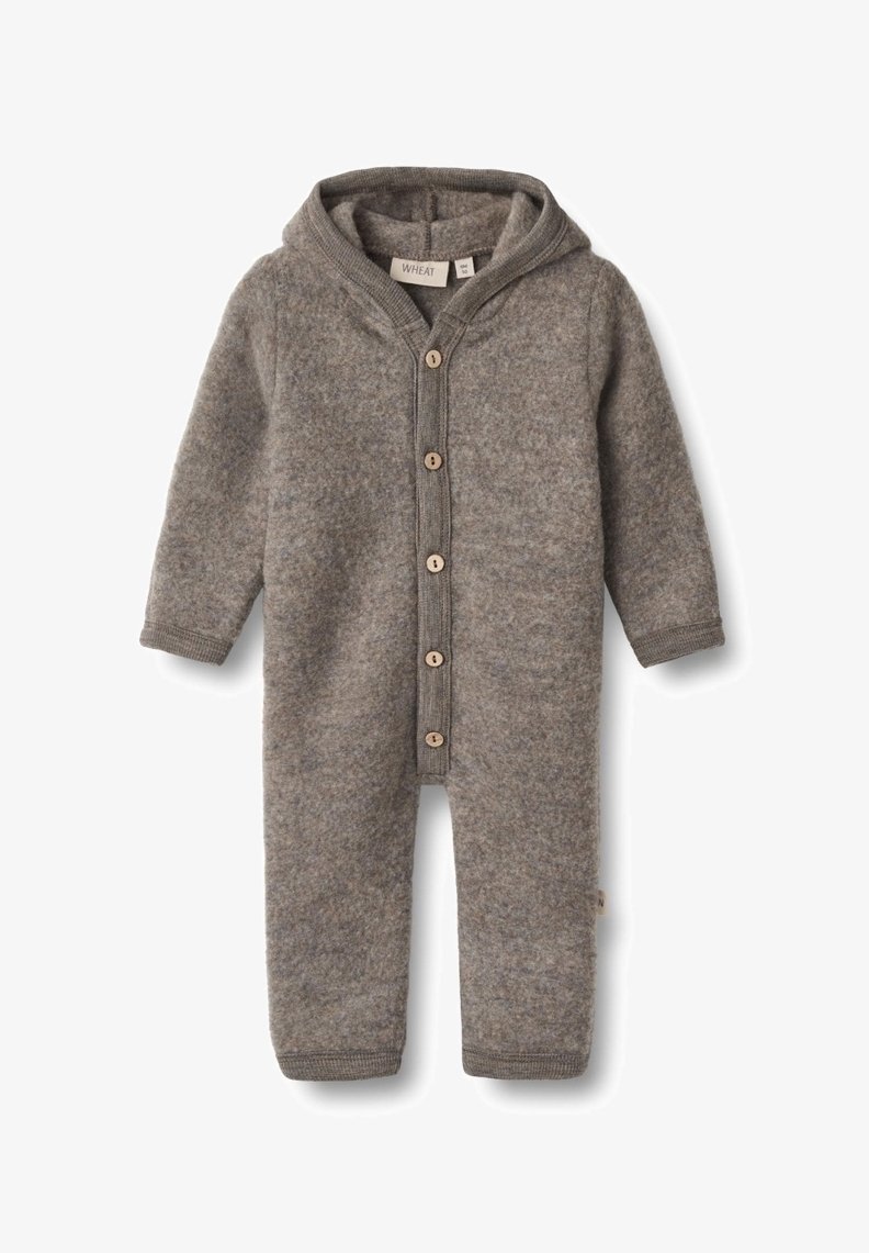 Combinaison en laine grise avec capuche, dotée d'une fermeture à boutons sur le devant et de poignets côtelés. Texture douce avec un motif uniforme.