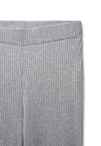 Leggings grigi a coste con una vita alta. Tessuto morbido con strisce verticali e senza hardware visibile o dettagli.