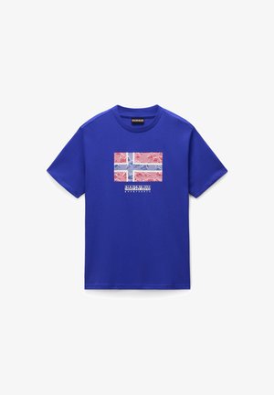 Blauwe katoenen t-shirt met een gestileerde Noorse vlag in rood, wit en blauw, met daaronder de tekst "Napapijri Geographic".