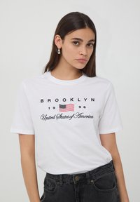 Terranova RICAMO COLLEGE - T-shirt con stampa - bianco ottico