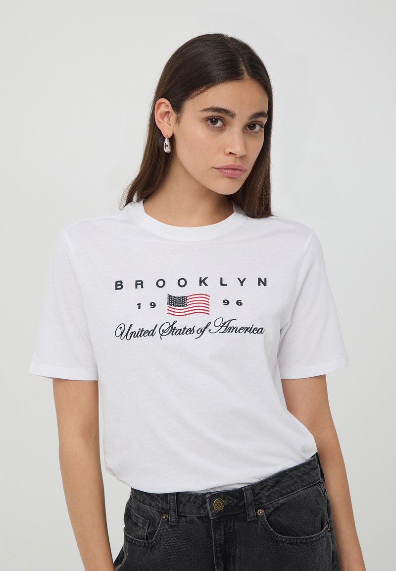 Terranova RICAMO COLLEGE - T-shirt con stampa - bianco ottico