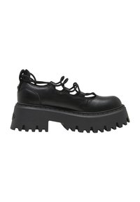 Chaussure à plateforme en cuir noir avec semelle épaisse et robuste et design ajouré avec lacets bouclés sur le dessus et au talon arrière.