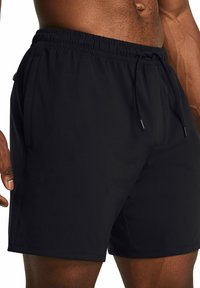 Schwarze Schwimmshorts mit elastischem Bund, Kordelzugverschluss und Seitentaschen. Hergestellt aus glattem, leichtem Stoff.