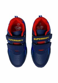 Scarpe da ginnastica blu con accenti rossi, caratterizzate da una punta testurizzata, due cinturini in velcro con l'etichetta "SUPERMAN" e un interno imbottito. Taglia 27.
