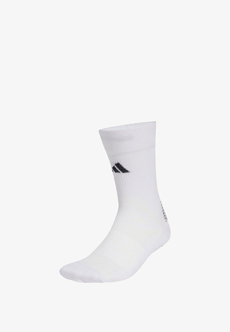 Calcetín deportivo blanco con un puño acanalado. Presenta un logo negro y patrones sutiles en relieve en la suela. Fabricado con un tejido transpirable.