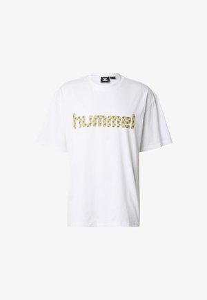 Tricou alb din bumbac, cu un design grafic ce prezintă cuvântul „hummel” într-un model albastru și galben pe piept. Mâneci scurte, croială lejeră.