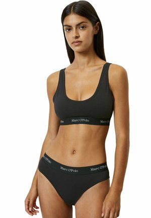 Schwarzes Sport-BH- und Bikini-Set aus glattem Material, mit breiten Trägern und elastischen Bändern mit dem weißen "Marc O'Polo"-Logo.