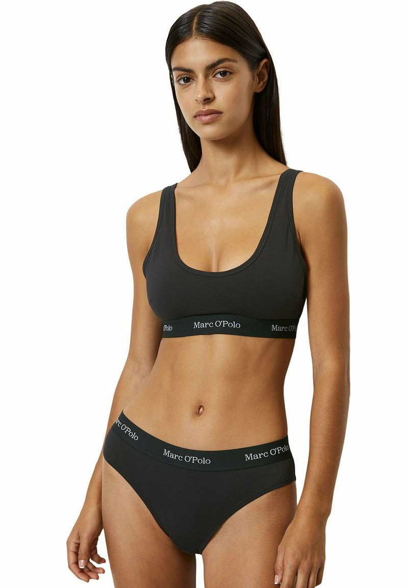 Schwarzes Sport-BH- und Bikini-Set aus glattem Material, mit breiten Trägern und elastischen Bändern mit dem weißen "Marc O'Polo"-Logo.