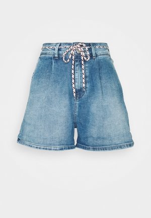 Shorts in denim di colore azzurro chiaro, con vita alta, coulisse a corda con dettagli rossi e bianchi e orli arrotolati.