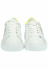Sneakers bianchi con finitura in pelle liscia, lacci piatti, accenti giallo neon sul tallone e dettagli argentati sottili lungo i lati.