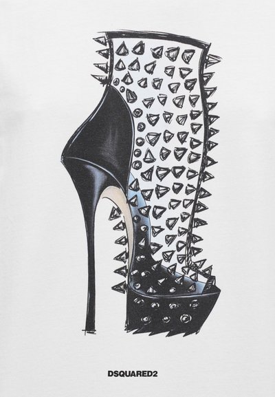 Μαύρο ψηλοτάκουνο παπούτσι με μυτερή μύτη και επάνω μέρος διακοσμημένο με ασημένιες καρφίτσες. Σχεδιασμένο με λεπτή σιλουέτα και πλατφόρμα.