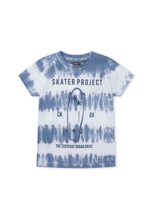 Camiseta de manga corta con teñido anudado en azul y blanco, con un gráfico de patineta y texto "SKATER PROJECT" y "THE EVERYDAY URBAN OASIS" en el frente.