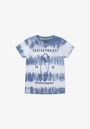 Camiseta de manga corta con teñido anudado en azul y blanco, con un gráfico de patineta y texto "SKATER PROJECT" y "THE EVERYDAY URBAN OASIS" en el frente.