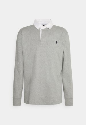 Hellgraues Langarm-Rugbyshirt mit weißem Kragen und kleinem, dunkel besticktem Logo auf der linken Brust, auf einfarbigem Hintergrund dargestellt.