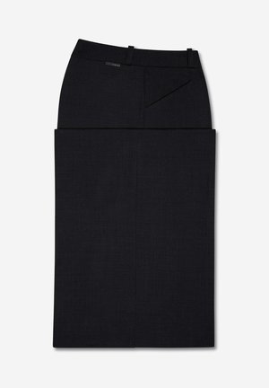 Gonna a tubino nera a vita alta con passanti per cintura e una tasca diagonale frontale, appoggiata su uno sfondo bianco.