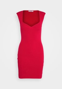 Robe bodycon rouge avec une silhouette ajustée, décolleté carré profond et sans manches. Texture lisse et ourlet au niveau des genoux.