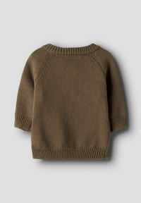 Pull brun tricoté à manches longues avec poignets, ourlet et encolure côtelés, vu de dos sur un fond gris clair.