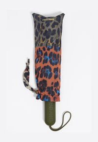 Luipaardprint paraplu met een mix van groen, oranje en blauwe kleuren; heeft een stevige groene handgreep met reliëftekst en een striksluiting.