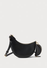 Melna ādas rokassoma ar izliekta formu, teksturētu virsmu, zelta rāvējslēdzēju un noņemamu mazu kabatu, kas piestiprināta ar siksniņu.