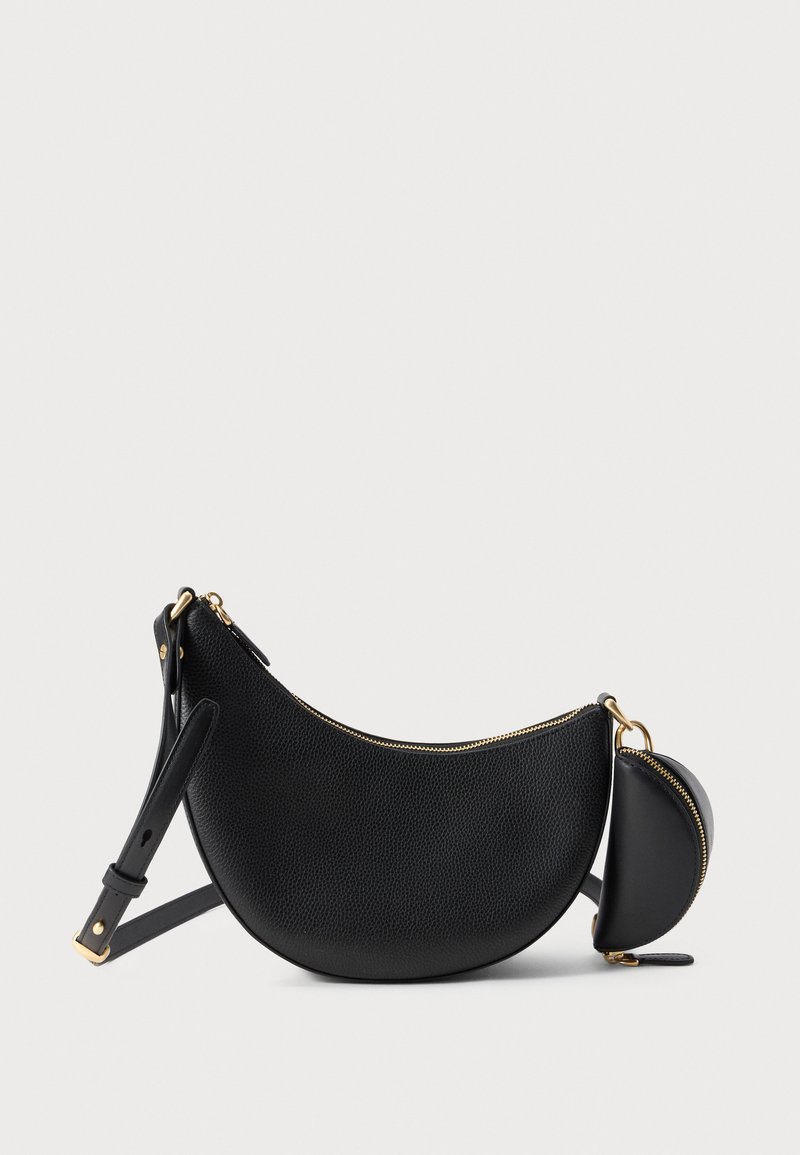 Melna ādas rokassoma ar izliekta formu, teksturētu virsmu, zelta rāvējslēdzēju un noņemamu mazu kabatu, kas piestiprināta ar siksniņu.