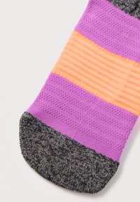 Πολύχρωμη κάλτσα με οριζόντιες ρίγες σε σκούρο γκρι, μωβ και πορτοκαλί, με υφασμένο μοτίβο και ενισχυμένη μύτη.