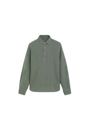 Polo de manga larga verde oliva con tapeta de tres botones y cuello clásico, mostrado sobre un fondo blanco.
