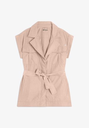 Jumpsuit de mezcla de algodón rosa de manga corta con grandes bolsillos frontales, cuello y un lazo en la cintura, que presenta una textura suave y mate.