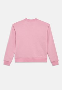 Sweatshirt de gola redonda em rosa claro mostrado por trás, com punhos e cintura canelados, sobre um fundo branco.