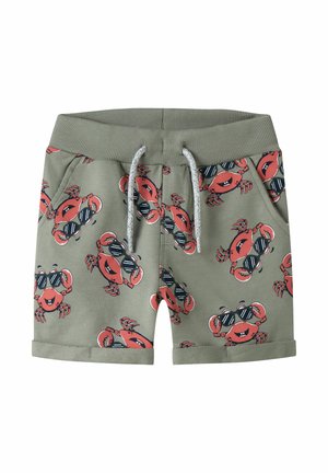 Shorts verts pour tout-petit avec taille élastique, cordons de serrage, poches latérales, imprimés de crabes rouges portant des lunettes de soleil partout.