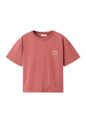 Støvet rosa t-shirt med korte ærmer med lille hvid palmebladsgrafik og teksten "Intet mere Intet mindre" på venstre bryst.