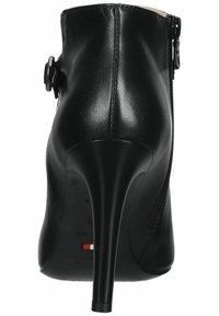 Stivale alla caviglia in pelle nera con texture liscia, tacco a stiletto, cerniera laterale e un'abbinatura di fibbia rotonda sul lato esterno.