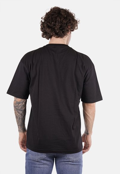 T-shirt nera a maniche corte in cotone, con una vestibilità comoda e una texture semplice e liscia, mostrata dal retro.