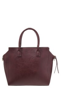 borsa in pelle color bordeaux con due manici, design strutturato, superficie liscia e scomparto laterale con zip.