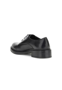Scarpa oxford in pelle nera con punta arrotondata, texture liscia, design con lacci e tacco basso a blocco. Mostra un'estetica minimalista.