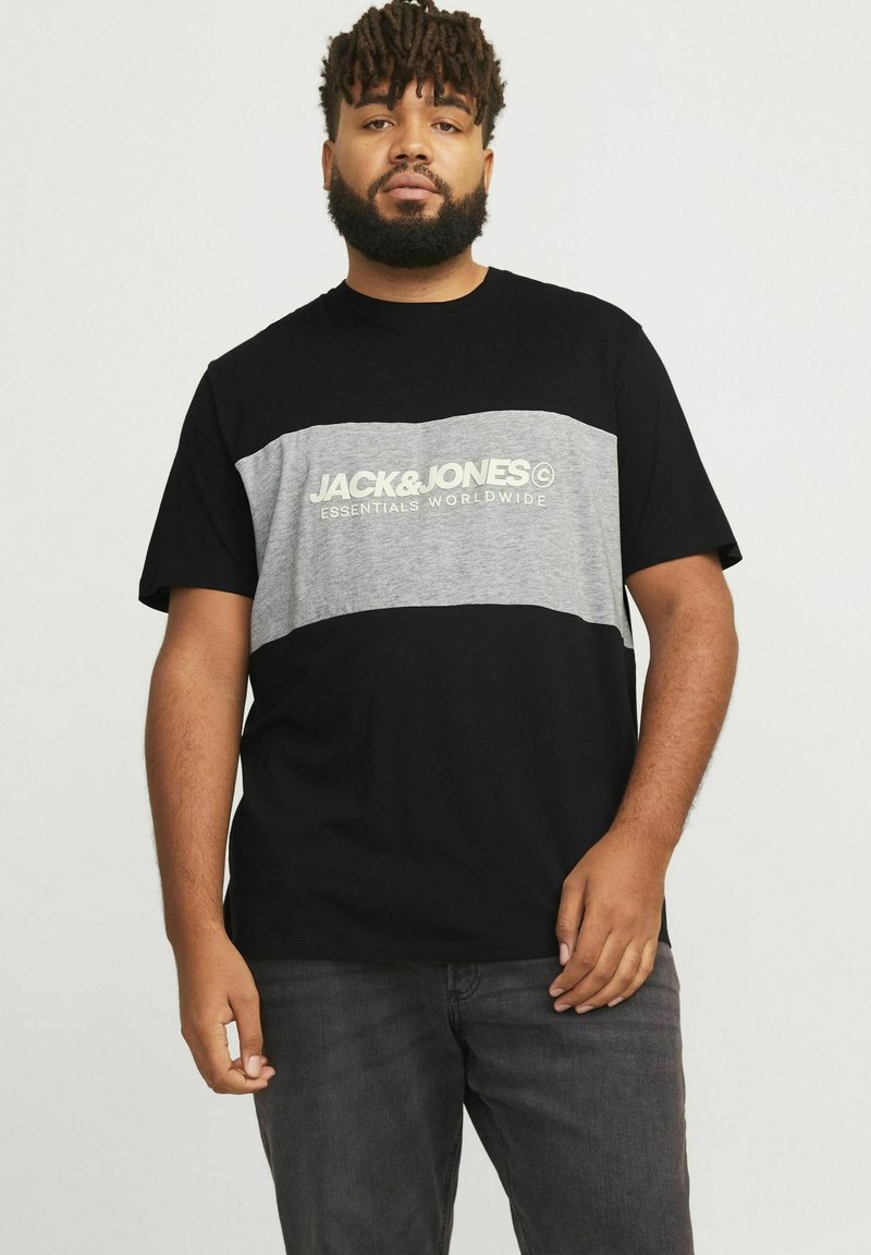 Crna i siva majica kratkih rukava s horizontalnim dizajnom u boji i natpisom "JACK & JONES ESSENTIALS WORLDWIDE" u bijelom.