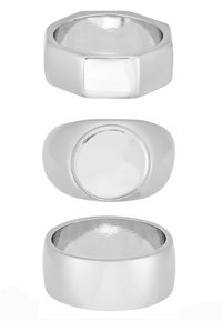 Três anéis de prata expostos: o de cima tem uma forma hexagonal, o do meio é redondo com uma superfície lisa, e o de baixo apresenta um design de faixa larga e simples.