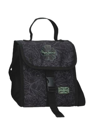 Bolso negro Pepe Jeans con estampado floral, asa superior, correa delantera con hebilla y un pequeño parche verde con la bandera Union Jack.