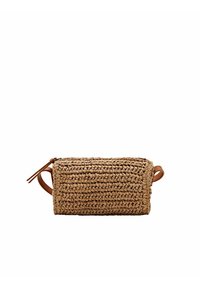 Wykonana z plecionego słomy torba w naturalnych odcieniach o prostokątnym kształcie i zapięciu na zamek. Posiada skórzane akcenty oraz boczną rączkę ułatwiającą noszenie.