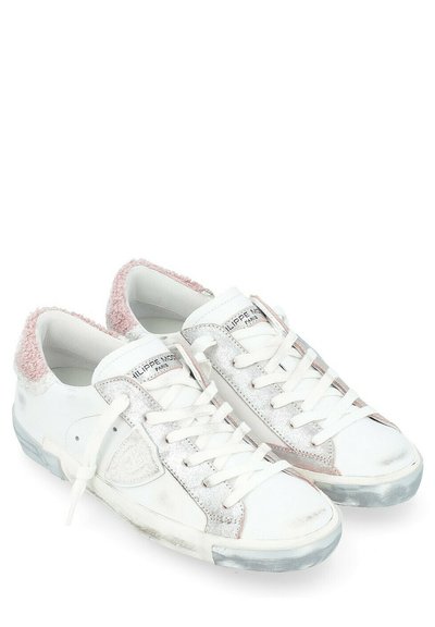 Sneakers bianchi con accenti di pelliccia rosa sul tallone, lati glitterati e lacci bianchi. Presentano una superficie texturizzata e punta rinforzata.
