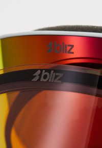 Ochelari de sport Bliz cu lentile oglindă roșii și galbene. Caracterizată printr-un design elegant, suport nazal ajustabil și accente texturate negre.