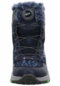 Bota de senderismo navy con parte superior texturizada de GORE-TEX, cuello de piel sintética, sistema de cordones BOA, suela de goma con acento verde y diseño estampado.