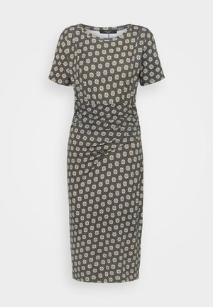 Vestido gris oscuro hasta la rodilla con mangas cortas, escote redondo, cintura ajustada y un patrón floral blanco repetido por todo el vestido.
