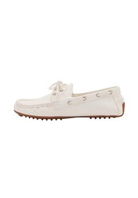 Bateau en cuir blanc avec un bout arrondi, semelle contrastante en tan, couture décorative et fermeture à lacets avec œillets en métal.