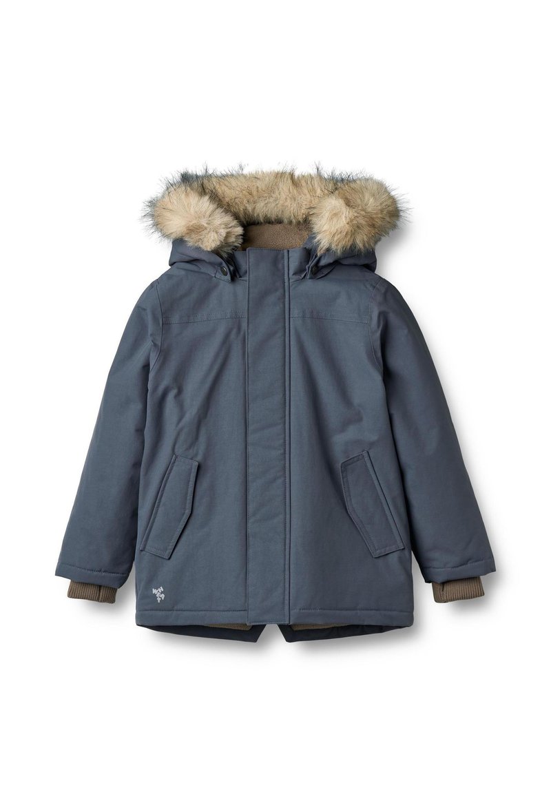 Parka invernale imbottita blu con cappuccio bordato in pelliccia, tasche con pattina frontali e polsini a coste, progettata per il clima freddo.