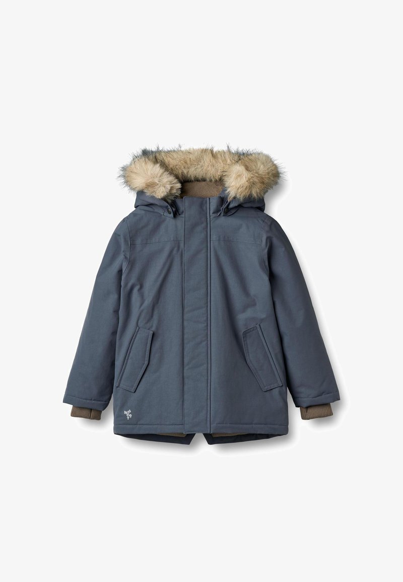 Parka invernale imbottita blu con cappuccio bordato in pelliccia, tasche con pattina frontali e polsini a coste, progettata per il clima freddo.